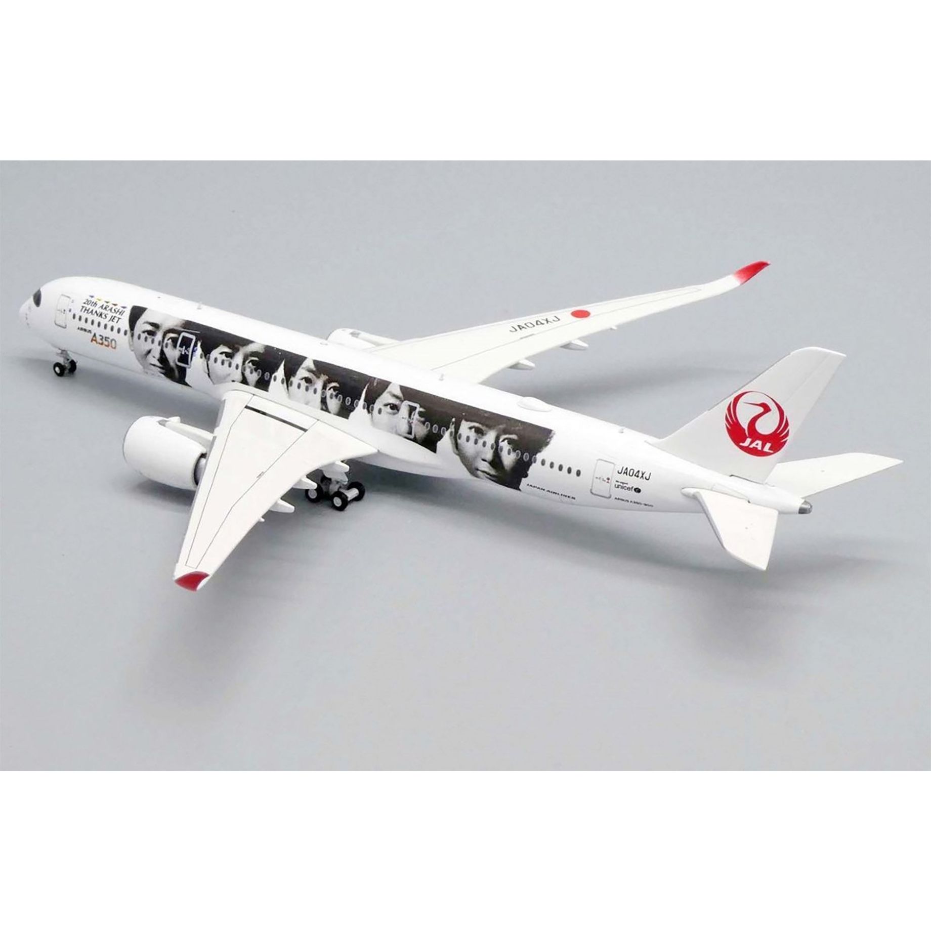 Silver JAL Japan Airlines Airbus A350-900 JA02XJ Phoenix 04278